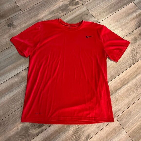 Nike Red Athletic‎ Workout Shirt Men Large Bin J-1 - Picture 1 of 4
